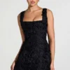 Posy Minikleid mit Blumenapplikationen und quadratischem Ausschnitt in Schwarz Posy Minikleid mit Blumenapplikationen und quadratischem Ausschnitt in Schwarz