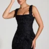 Posy Minikleid mit Blumenapplikationen und quadratischem Ausschnitt in Schwarz Posy Minikleid mit Blumenapplikationen und quadratischem Ausschnitt in Schwarz