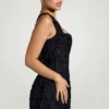 Posy Minikleid mit Blumenapplikationen und quadratischem Ausschnitt in Schwarz Posy Minikleid mit Blumenapplikationen und quadratischem Ausschnitt in Schwarz