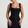 Posy Minikleid mit Blumenapplikationen und quadratischem Ausschnitt in Schwarz Posy Minikleid mit Blumenapplikationen und quadratischem Ausschnitt in Schwarz