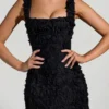 Posy Minikleid mit Blumenapplikationen und quadratischem Ausschnitt in Schwarz Posy Minikleid mit Blumenapplikationen und quadratischem Ausschnitt in Schwarz