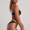 Praslin Bandeau-Bikinioberteil mit Perlenverzierung in Schwarz Praslin Bandeau-Bikinioberteil mit Perlenverzierung in Schwarz
