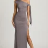 Prudy Maxikleid mit schulterfreiem Ausschnitt, Rüschen und Bindedetail in Stahlgrau Prudy Maxikleid mit schulterfreiem Ausschnitt, Rüschen und Bindedetail in Stahlgrau