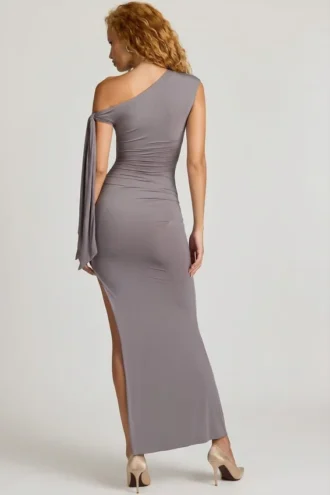 Prudy Maxikleid mit schulterfreiem Ausschnitt, Rüschen und Bindedetail in Stahlgrau