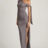Prudy Maxikleid mit schulterfreiem Ausschnitt, Rüschen und Bindedetail in Stahlgrau Prudy Maxikleid mit schulterfreiem Ausschnitt, Rüschen und Bindedetail in Stahlgrau