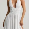 Pryana Plunge-Maxikleid mit gekreuztem Rücken in Weiß Pryana Plunge-Maxikleid mit gekreuztem Rücken in Weiß