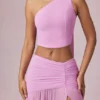 Rae One-Shoulder-Oberteil mit Schaldetail in Pink Orchid