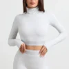 Rückenfreies, langärmeliges Crop-Top mit Rollkragen in Grau meliert Rückenfreies, langärmeliges Crop-Top mit Rollkragen in Grau meliert