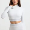 Rückenfreies, langärmeliges Crop-Top mit Rollkragen in Grau meliert Rückenfreies, langärmeliges Crop-Top mit Rollkragen in Grau meliert