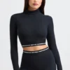 Rückenfreies, langärmeliges Crop-Top mit Rollkragen in Schwarz Rückenfreies, langärmeliges Crop-Top mit Rollkragen in Schwarz