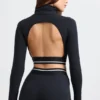 Rückenfreies, langärmeliges Crop-Top mit Rollkragen in Schwarz Rückenfreies, langärmeliges Crop-Top mit Rollkragen in Schwarz