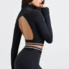 Rückenfreies, langärmeliges Crop-Top mit Rollkragen in Schwarz Rückenfreies, langärmeliges Crop-Top mit Rollkragen in Schwarz
