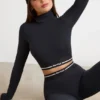 Rückenfreies, langärmeliges Crop-Top mit Rollkragen in Schwarz Rückenfreies, langärmeliges Crop-Top mit Rollkragen in Schwarz