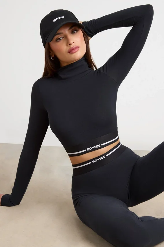 Rückenfreies, langärmeliges Crop-Top mit Rollkragen in Schwarz Rückenfreies, langärmeliges Crop-Top mit Rollkragen in Schwarz