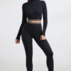 Rückenfreies, langärmeliges Crop-Top mit Rollkragen in Schwarz Rückenfreies, langärmeliges Crop-Top mit Rollkragen in Schwarz