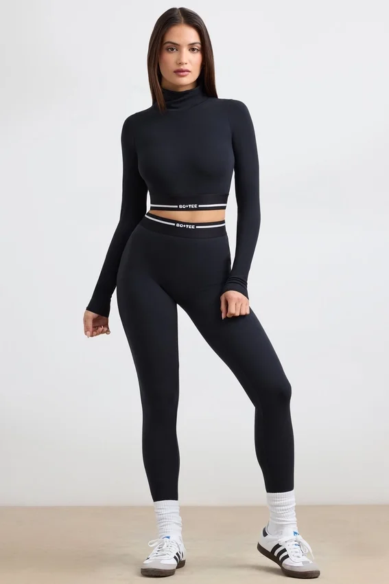 Rückenfreies, langärmeliges Crop-Top mit Rollkragen in Schwarz Rückenfreies, langärmeliges Crop-Top mit Rollkragen in Schwarz