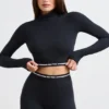 Rückenfreies, langärmeliges Crop-Top mit Rollkragen in Schwarz Rückenfreies, langärmeliges Crop-Top mit Rollkragen in Schwarz
