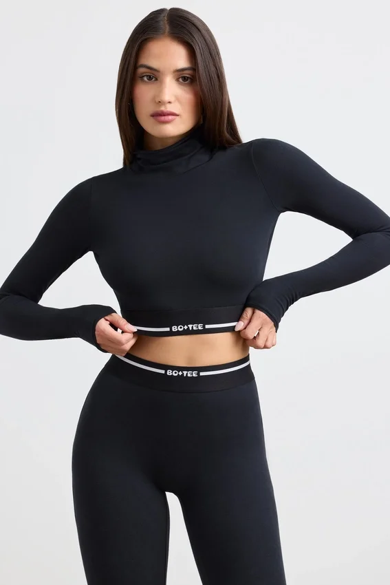 Rückenfreies, langärmeliges Crop-Top mit Rollkragen in Schwarz Rückenfreies, langärmeliges Crop-Top mit Rollkragen in Schwarz