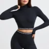 Rückenfreies, langärmeliges Crop-Top mit Rollkragen in Schwarz Rückenfreies, langärmeliges Crop-Top mit Rollkragen in Schwarz