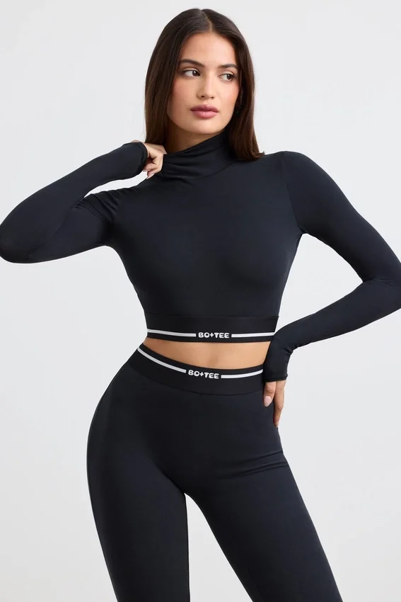 Rückenfreies, langärmeliges Crop-Top mit Rollkragen in Schwarz Rückenfreies, langärmeliges Crop-Top mit Rollkragen in Schwarz
