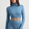 Rückenfreies, langärmeliges Crop-Top mit Rollkragen in Stahlblau Rückenfreies, langärmeliges Crop-Top mit Rollkragen in Stahlblau