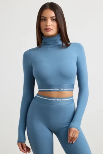 Rückenfreies, langärmeliges Crop-Top mit Rollkragen in Stahlblau