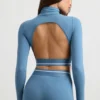 Rückenfreies, langärmeliges Crop-Top mit Rollkragen in Stahlblau Rückenfreies, langärmeliges Crop-Top mit Rollkragen in Stahlblau