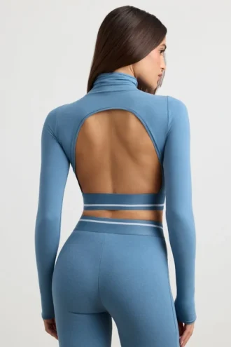 Rückenfreies, langärmeliges Crop-Top mit Rollkragen in Stahlblau
