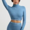 Rückenfreies, langärmeliges Crop-Top mit Rollkragen in Stahlblau Rückenfreies, langärmeliges Crop-Top mit Rollkragen in Stahlblau