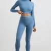 Rückenfreies, langärmeliges Crop-Top mit Rollkragen in Stahlblau Rückenfreies, langärmeliges Crop-Top mit Rollkragen in Stahlblau