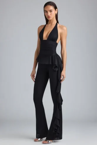 Reese Metallic-Rüschen-Hose mit niedriger Leibhöhe und ausgestelltem Bein in Schwarz