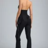 Reese Metallic-Rüschen-Hose mit niedriger Leibhöhe und ausgestelltem Bein in Schwarz Reese Metallic-Rüschen-Hose mit niedriger Leibhöhe und ausgestelltem Bein in Schwarz