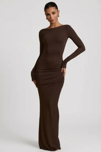 Regine Modal-Maxikleid mit Rüschen und rückenfreiem Ausschnitt in Schokoladenbraun