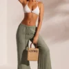 Resort-Wear-Strandhose mit Crinkle-Struktur in Hellgrün Resort-Wear-Strandhose mit Crinkle-Struktur in Hellgrün