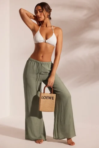 Resort-Wear-Strandhose mit Crinkle-Struktur in Hellgrün Resort-Wear-Strandhose mit Crinkle-Struktur in Hellgrün