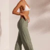 Resort-Wear-Strandhose mit Crinkle-Struktur in Hellgrün Resort-Wear-Strandhose mit Crinkle-Struktur in Hellgrün