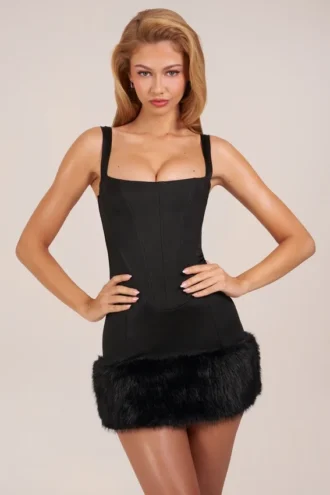 Rixelle Satin-Minikleid mit quadratischem Ausschnitt, Korsett und Kunstfell in Schwarz