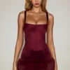 Rixelle Satin-Minikleid mit quadratischem Ausschnitt, Korsett und Kunstfell in Weinrot Rixelle Satin-Minikleid mit quadratischem Ausschnitt, Korsett und Kunstfell in Weinrot