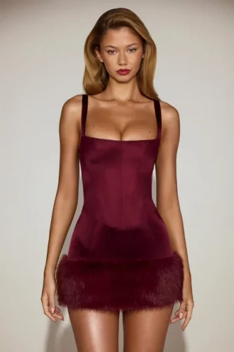 Rixelle Satin-Minikleid mit quadratischem Ausschnitt, Korsett und Kunstfell in Weinrot