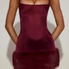 Rixelle Satin-Minikleid mit quadratischem Ausschnitt, Korsett und Kunstfell in Weinrot Rixelle Satin-Minikleid mit quadratischem Ausschnitt, Korsett und Kunstfell in Weinrot