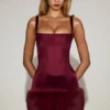 Rixelle Satin-Minikleid mit quadratischem Ausschnitt, Korsett und Kunstfell in Weinrot Rixelle Satin-Minikleid mit quadratischem Ausschnitt, Korsett und Kunstfell in Weinrot