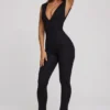 Romana Jumpsuit mit tiefem Ausschnitt und geraffter Taille in Schwarz Romana Jumpsuit mit tiefem Ausschnitt und geraffter Taille in Schwarz