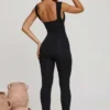 Romana Jumpsuit mit tiefem Ausschnitt und geraffter Taille in Schwarz Romana Jumpsuit mit tiefem Ausschnitt und geraffter Taille in Schwarz