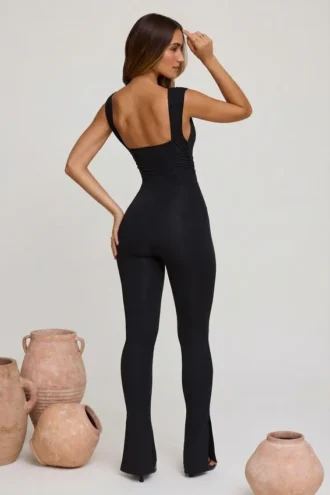 Romana Jumpsuit mit tiefem Ausschnitt und geraffter Taille in Schwarz