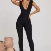 Romana Jumpsuit mit tiefem Ausschnitt und geraffter Taille in Schwarz Romana Jumpsuit mit tiefem Ausschnitt und geraffter Taille in Schwarz