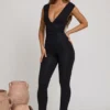 Romana Jumpsuit mit tiefem Ausschnitt und geraffter Taille in Schwarz Romana Jumpsuit mit tiefem Ausschnitt und geraffter Taille in Schwarz