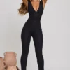 Romana Jumpsuit mit tiefem Ausschnitt und geraffter Taille in Schwarz Romana Jumpsuit mit tiefem Ausschnitt und geraffter Taille in Schwarz