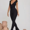Romana Jumpsuit mit tiefem Ausschnitt und geraffter Taille in Schwarz Romana Jumpsuit mit tiefem Ausschnitt und geraffter Taille in Schwarz