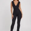 Romana Jumpsuit mit tiefem Ausschnitt und geraffter Taille in Schwarz Romana Jumpsuit mit tiefem Ausschnitt und geraffter Taille in Schwarz