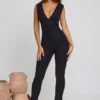 Romana Jumpsuit mit tiefem Ausschnitt und geraffter Taille in Schwarz Romana Jumpsuit mit tiefem Ausschnitt und geraffter Taille in Schwarz